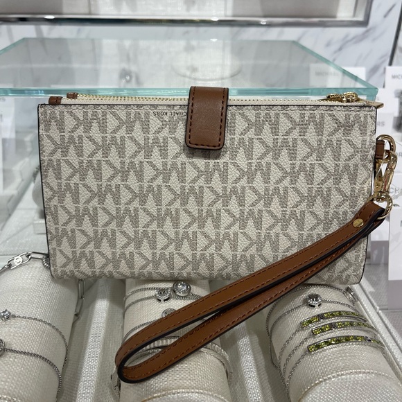 MICHAEL KORS Jet Set Trvl Lg Signature Logo Double Zip Smartphone Wallet
Vanilla - Picture 7 of 16